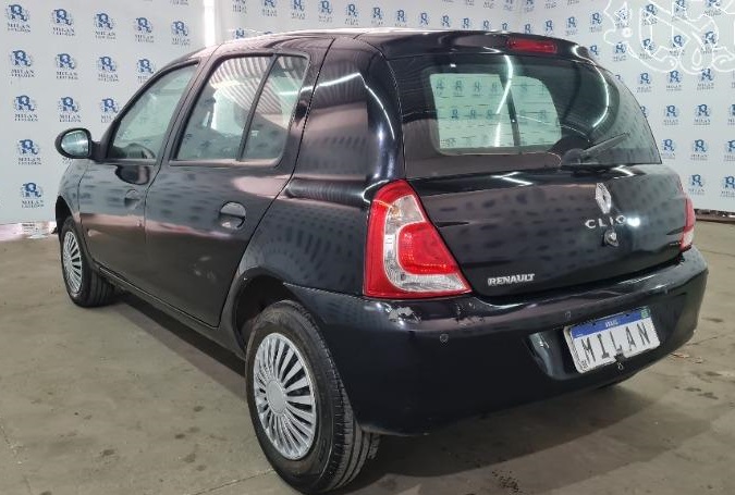 clio-leilao-carro-popular-retomados-finaciamento