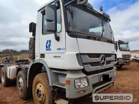 caminhão-basculante-mercedes-benz-actros-4844k8x4-2014-2015-oportunidade-investimento-leilão-online