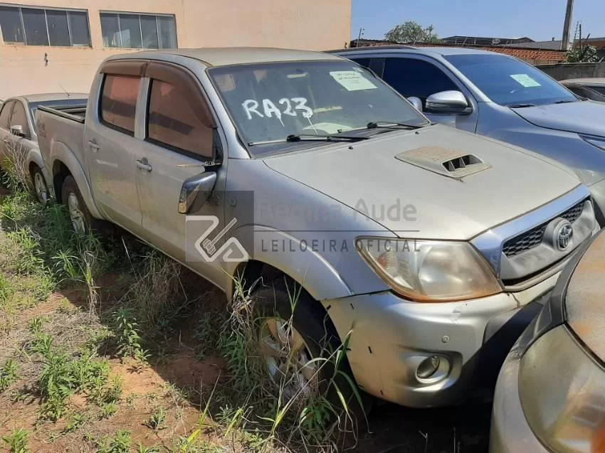 TOYOTA HILUX LEILAO