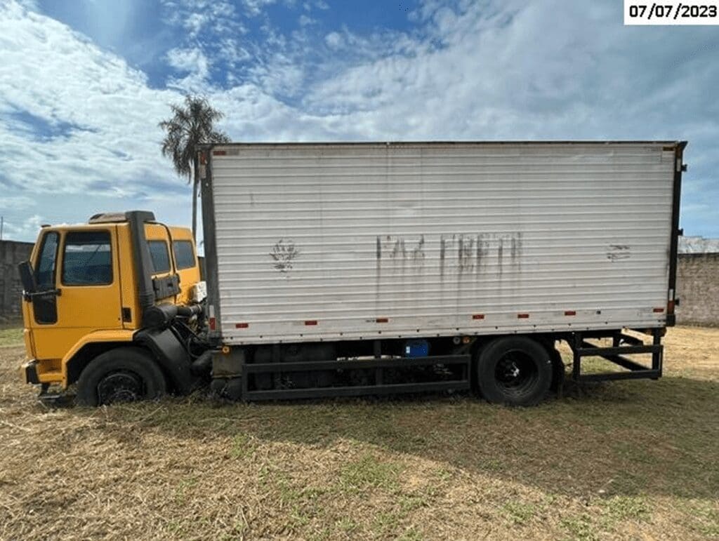 ford-cargo-caminhão-leilão-veiculos-oportunidade-investir-renda-extra