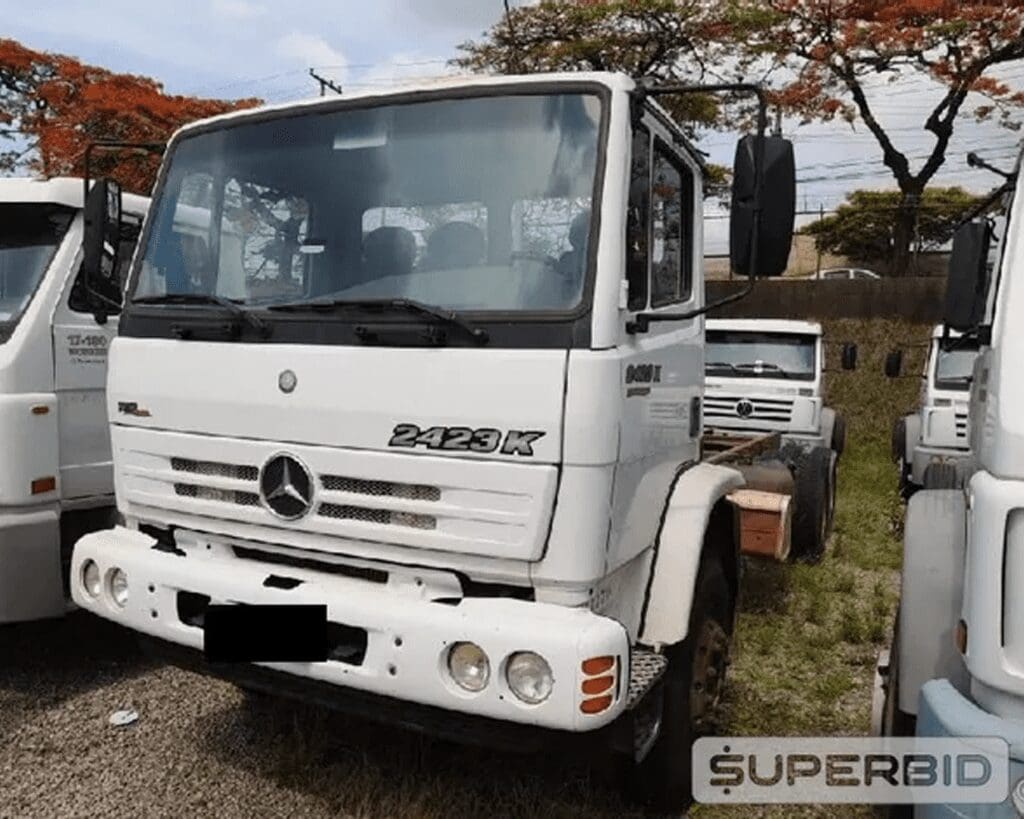 caminhao-mercedes-benz-leilao-veiculos-oportunidade-investir-renda-extra 1