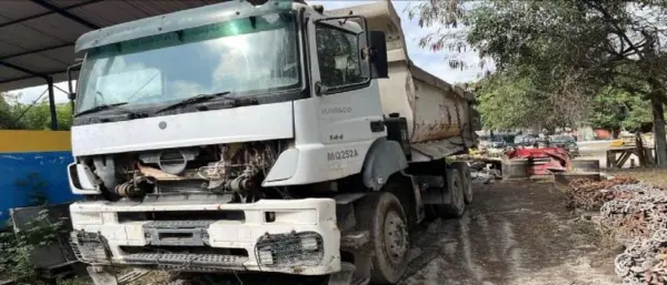 Caminhão Mecedes Benz Axor leilao de caminhao