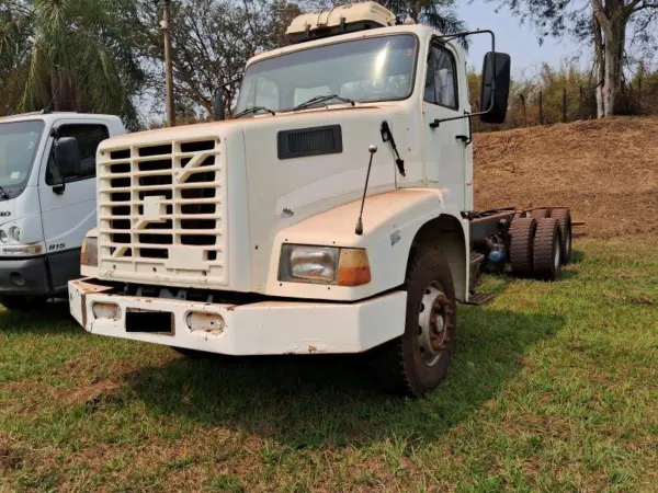 Caminhão Volvo N leilao do agronegocio