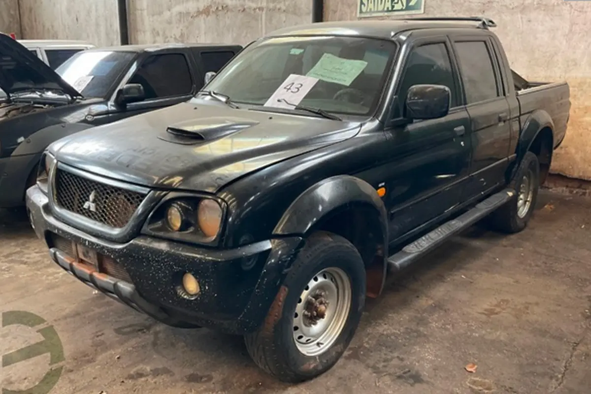 Caminhonetes Mitsubishi L200, Pajero, Frontier e Amarok no leilão de viaturas da Polícia Federal