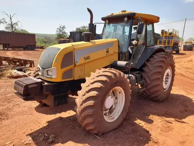 29 Tratores Valtra, Empilhadeiras Hyster e Case Fair Mini no leilão de fazenda