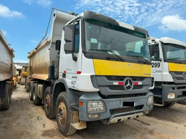 Caminhão Basculante Mercedes Benz Actros 4844k 8x4 leilao de caminhão