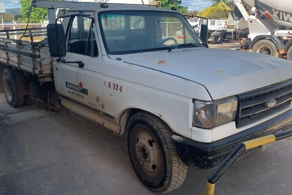 Caminhões Ford F4000, Cargo, Volkswagen e pá Carregadeira no Leilão da Supermix