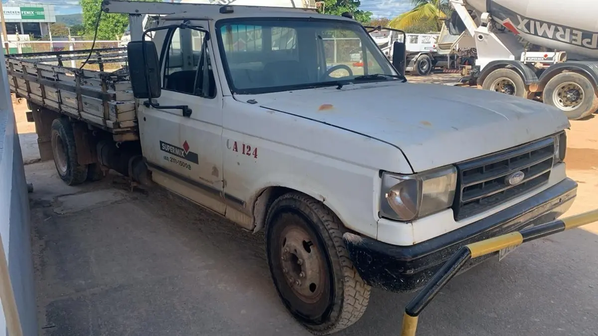 Caminhões Ford F4000, Cargo, Volkswagen e pá Carregadeira no Leilão da Supermix