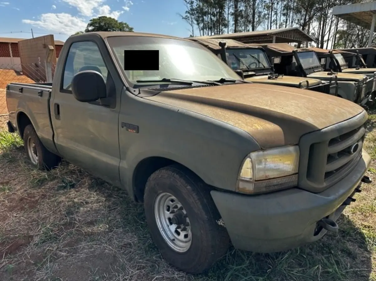 Ford F250, Caminhões Mercedes Benz 4x4 no leilão de viaturas do Exercito