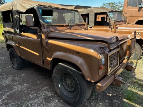 Land Rover Defender 4x4 leilao veiculos militares viatura exercito