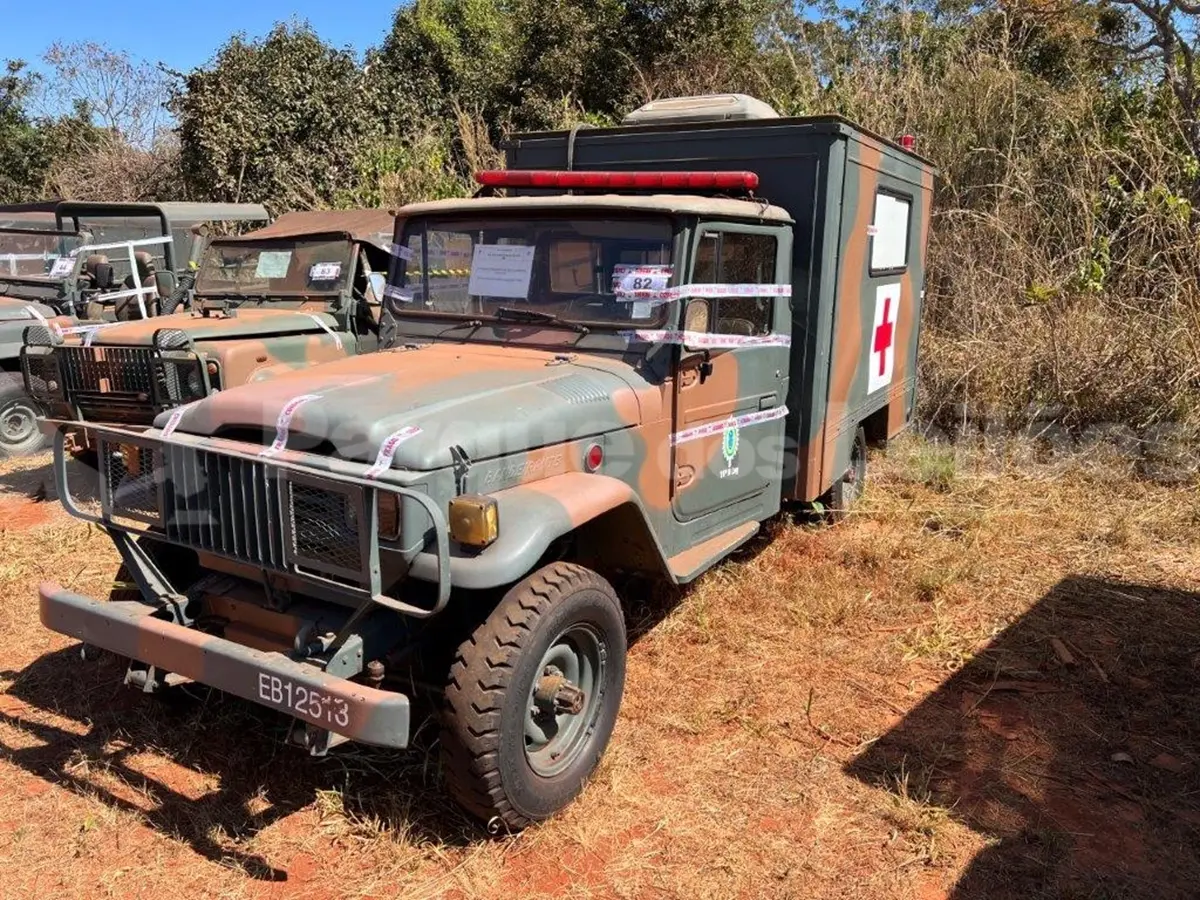 Lande Rover Defender e Toyota Bandeirante no Leilão do Exercito Brasileiro