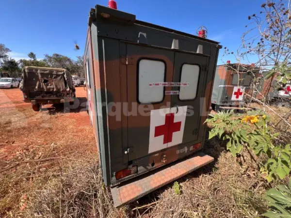 Toyota Bandeirante Ambulância verde 4x4 traz Leilão do Exercito Brasileiro