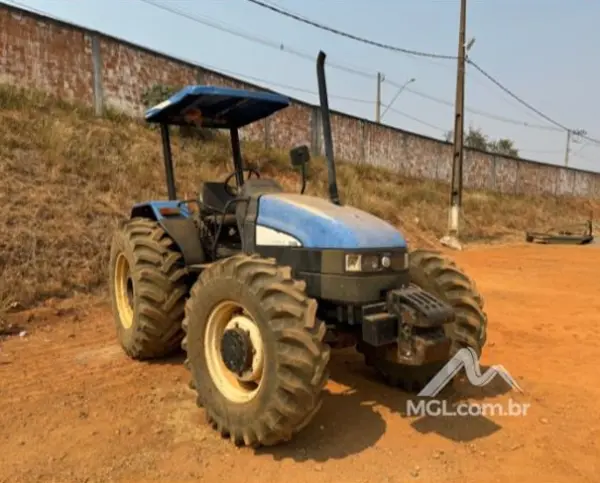 Trator de Agrícola New Holland leilao de fazenda