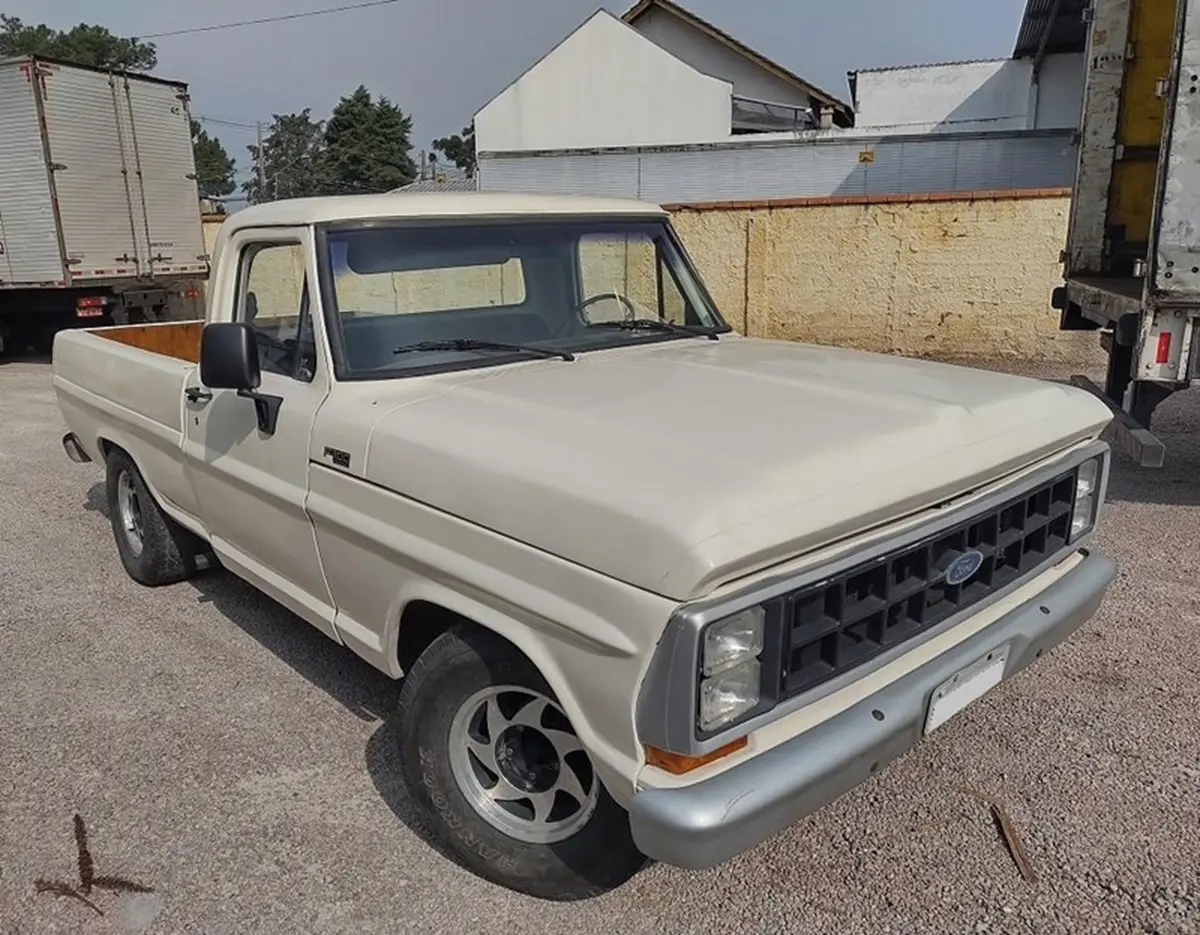 Leilão de Transportadora tem Ford F100, Caminhão Mercedes, Tratores e Empilhadeiras