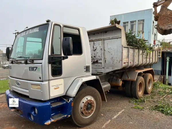 Caminhão Ford cargo leilao veiculos prefeitura