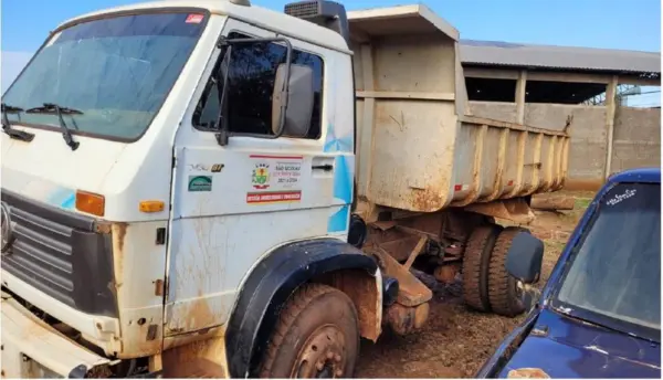 Caminhão Volkswagen Basculante leilão veiculos prefeitura