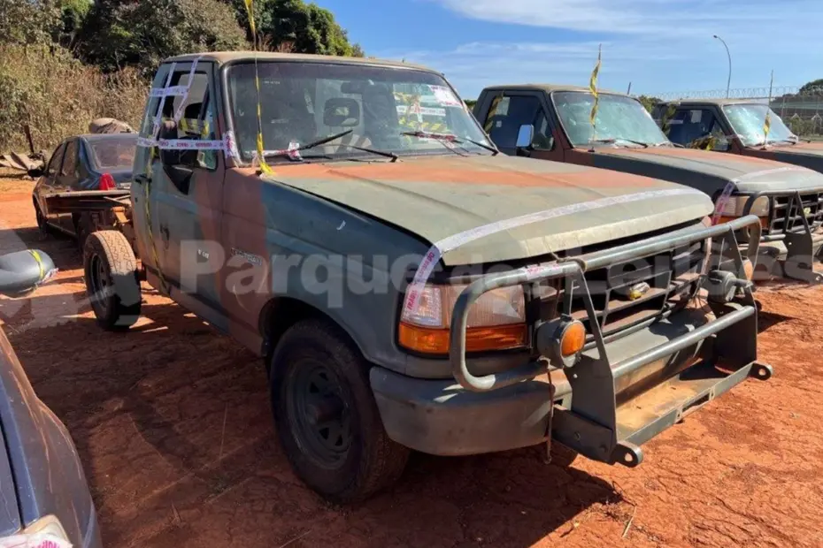 Ford F1000 por 3 mil Reais, Ranger Courier e outras caminhonetes no leilão Exército