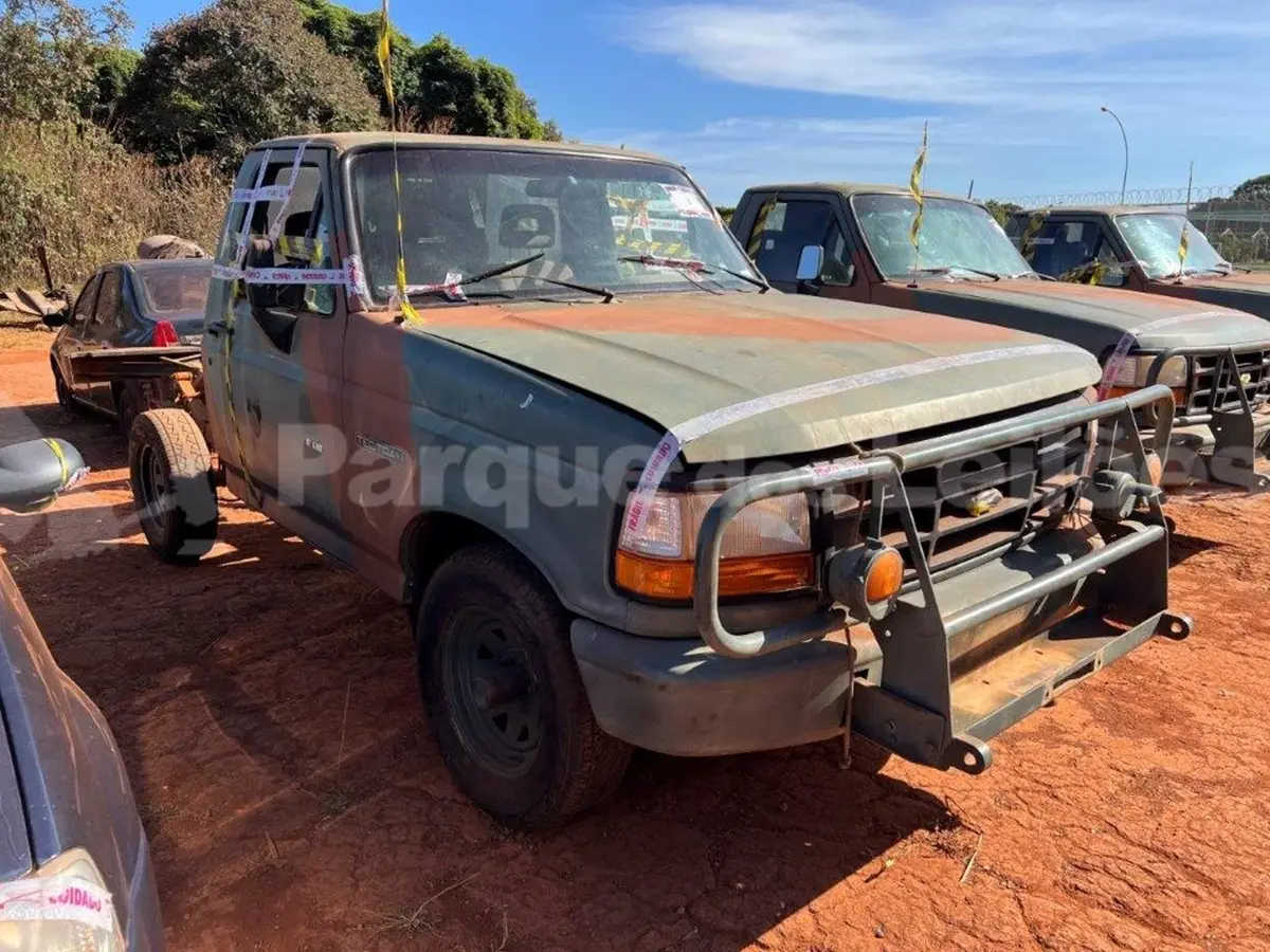 Ford F1000 por 3 mil Reais, Ranger Courier e outras caminhonetes no leilão Exército