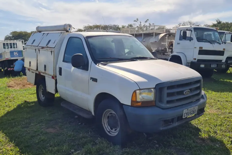 Leilão da Sabesp tem Ford F250, Kombi, Strada e outros caminhões