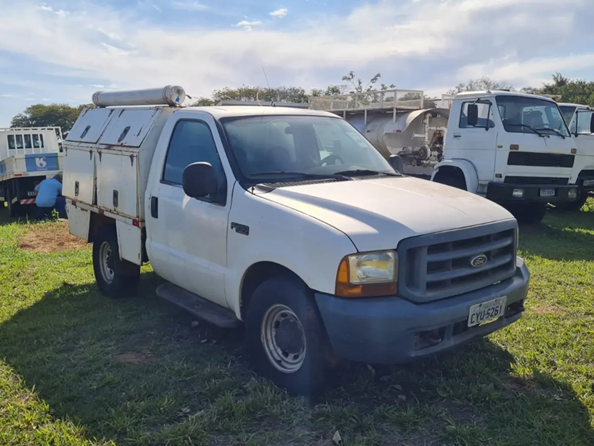 Leilão da Sabesp tem Ford F250, Kombi, Strada e outros caminhões