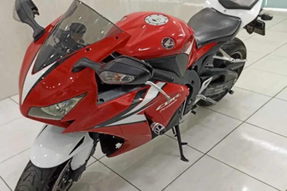 Motos CBR 1000RR, Z750, SUVs, Caminhonetes, Caminhões e outros veículos no leilão de Frota