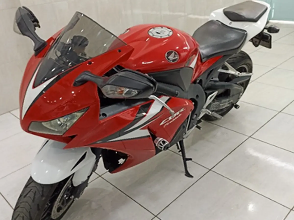 Motos CBR 1000RR, Z750, SUVs, Caminhonetes, Caminhões e outros veículos no leilão de Frota