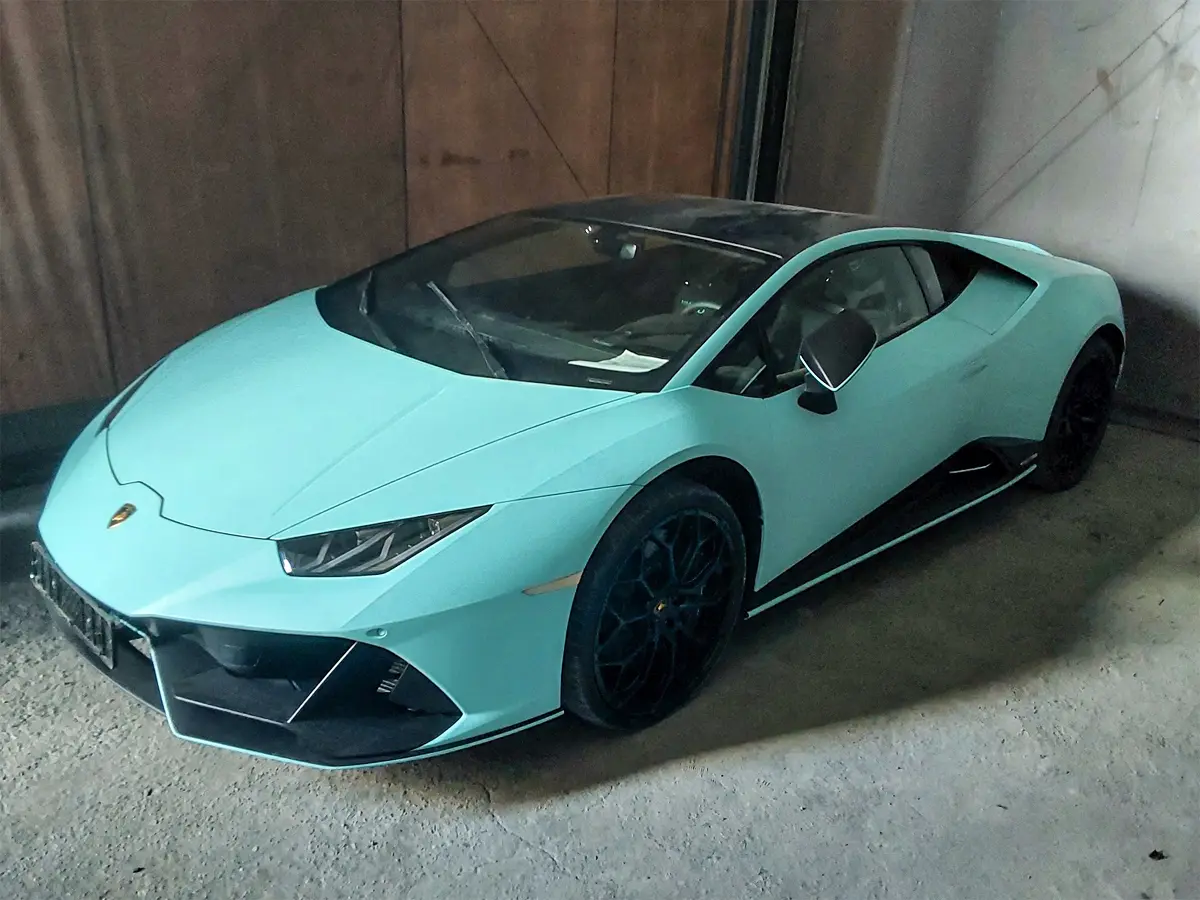 Leilão da Receita Federal tem Lamborghini, Caminhões, Vans e outros veículos