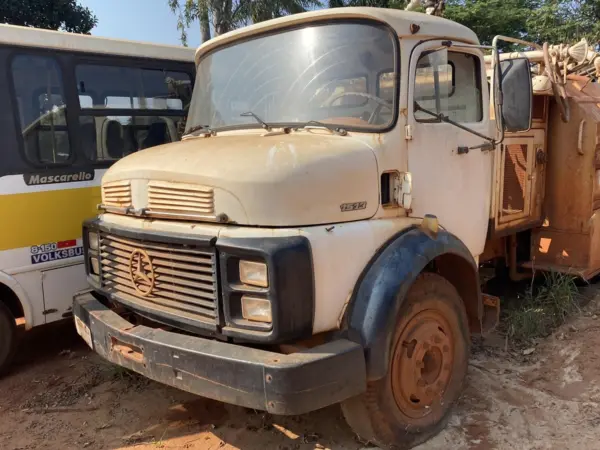 Mercedes Benz L1513 leilao veiculos prefeitura