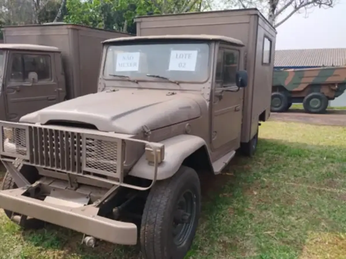 6 Toyota Bandeirante Frotier e outros veículos no Leilão do Exército