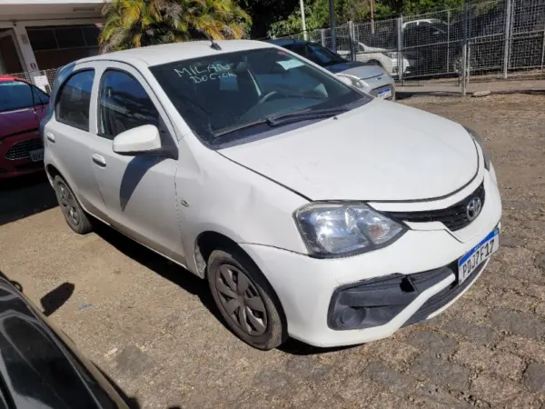 Toyota Etios Hatch X leilão veiculos fabrica