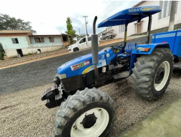 Trator New Holland TT leilao de veiculos prefeitura