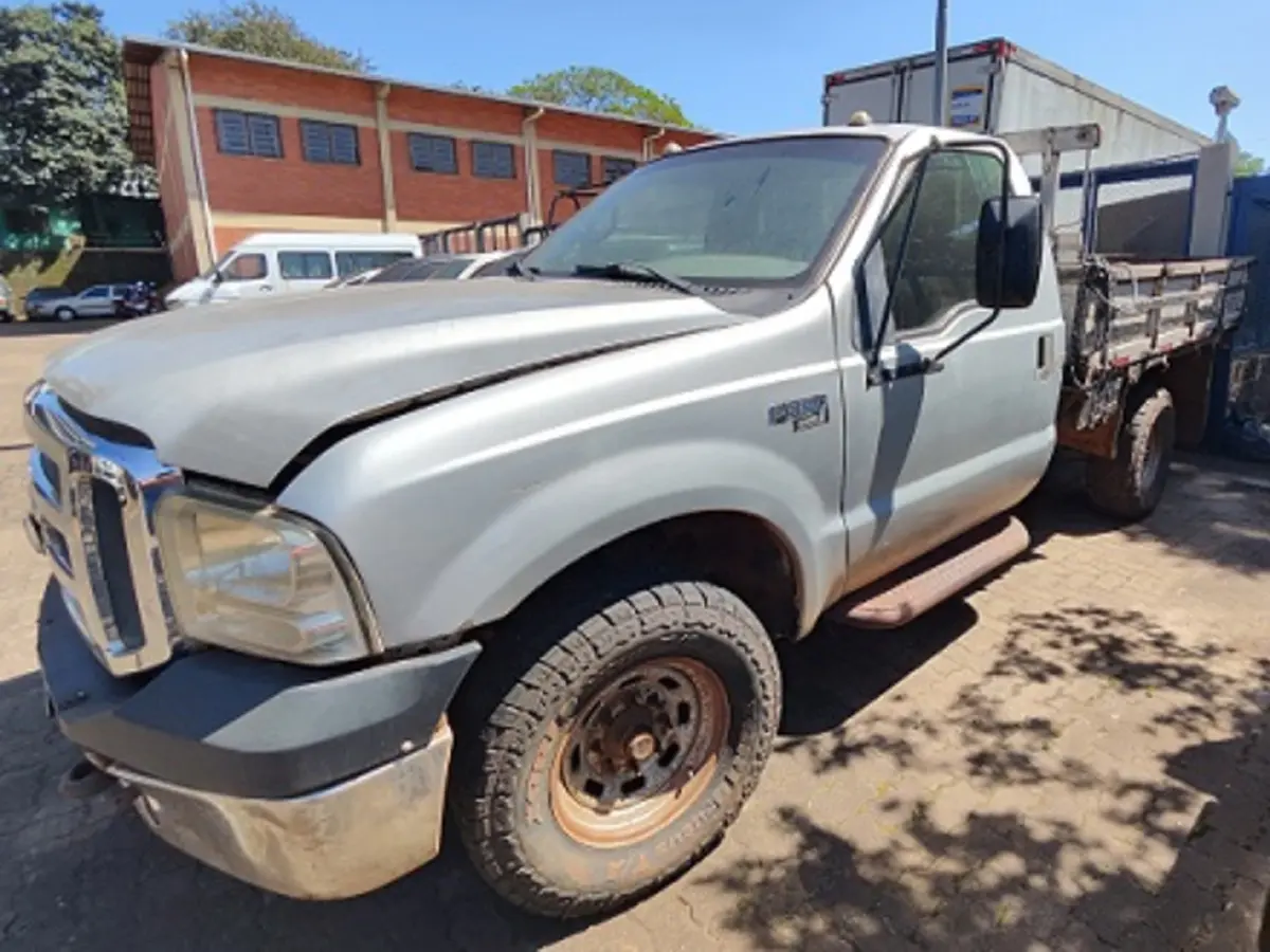 Caminhão Mercedes-Benz a partir de 2 mil Reais, Ford F350 e Scania no leilão da Receita Federal