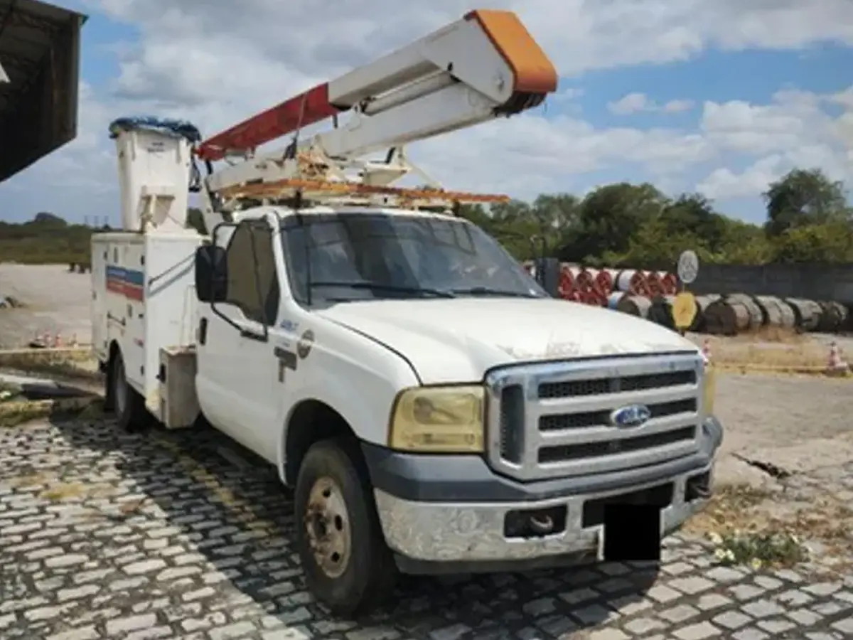 Leilão da Enel tem caminhões F4000, Mercedes, Trator, Corolla, BMW X1 e Gerador