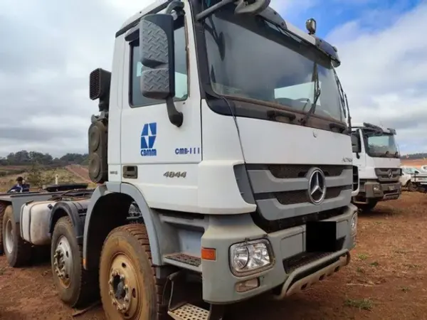 caminhao-mercedes-benz-leilao-veiculos-oportunidade-investir-renda-extra