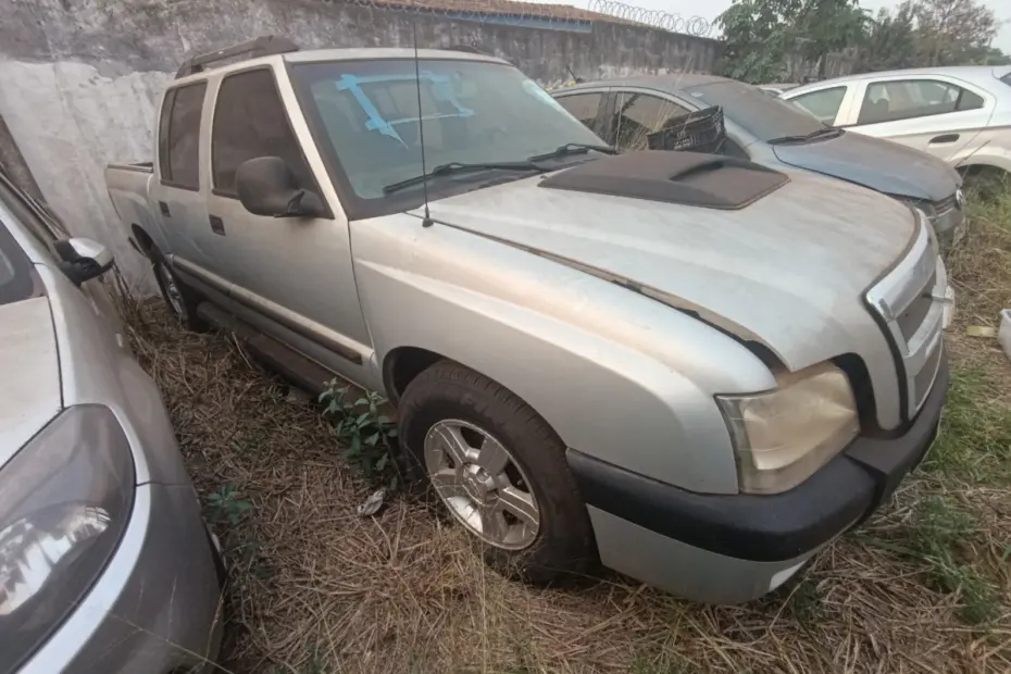 Leilão de apreensões da Polícia Civil tem caminhonetes e carro popular a partir de 600 reais