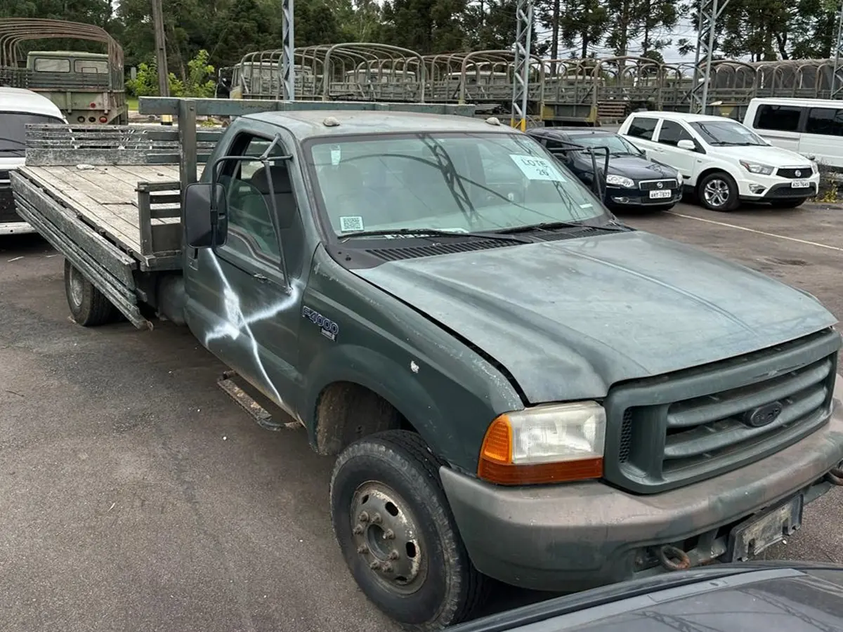 Leilão do Exército tem Ford F4000, Kombi, Caminhão Mercedes 4x4 e Gerador de Energia