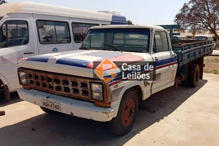 Ford F4000 a partir de 5 mil reais, Scania por 8 mil, Trator por 2 mil no leilão de Prefeitura