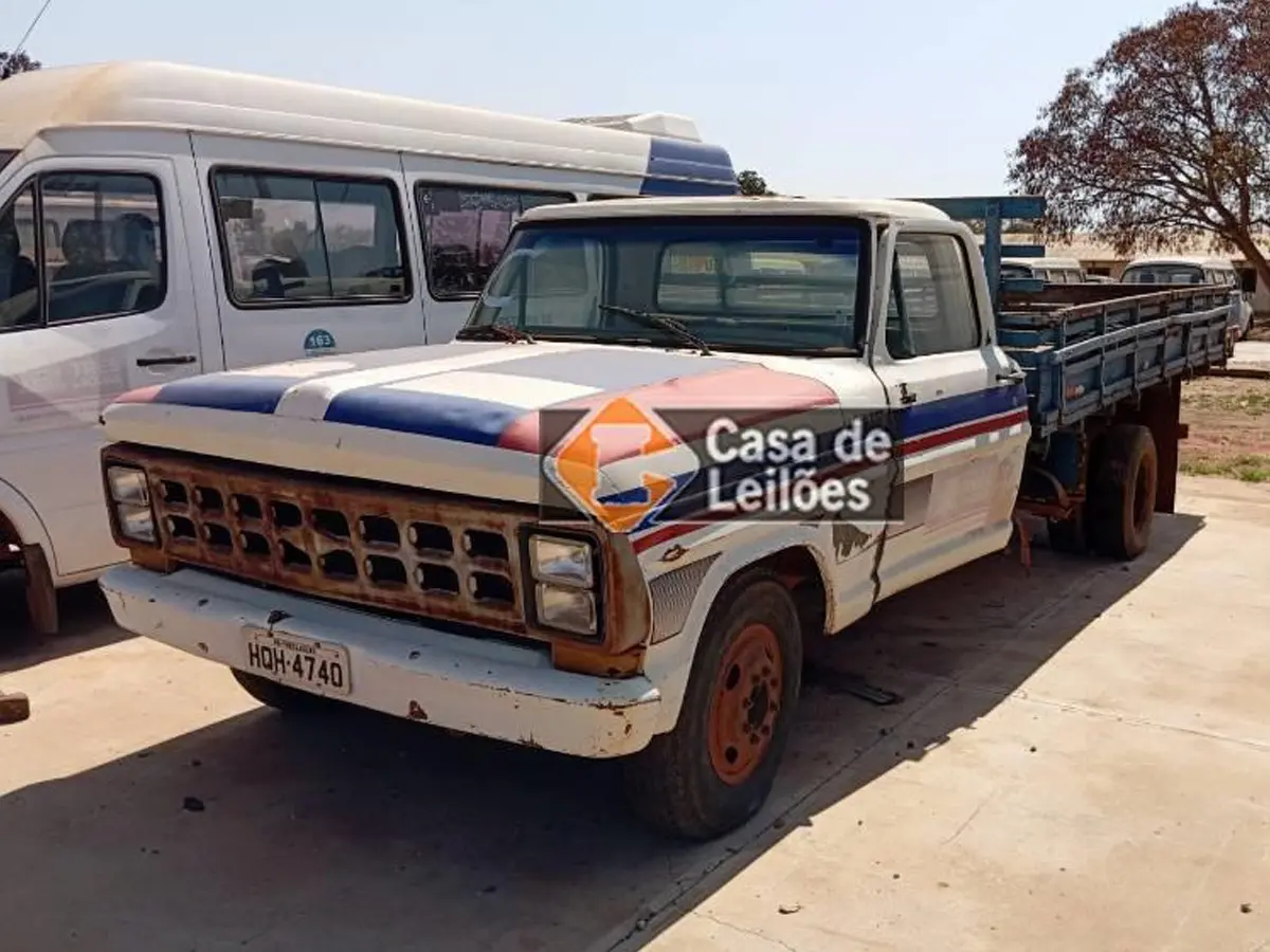 Ford F4000 a partir de 5 mil reais, Scania por 8 mil, Trator por 2 mil no leilão de Prefeitura