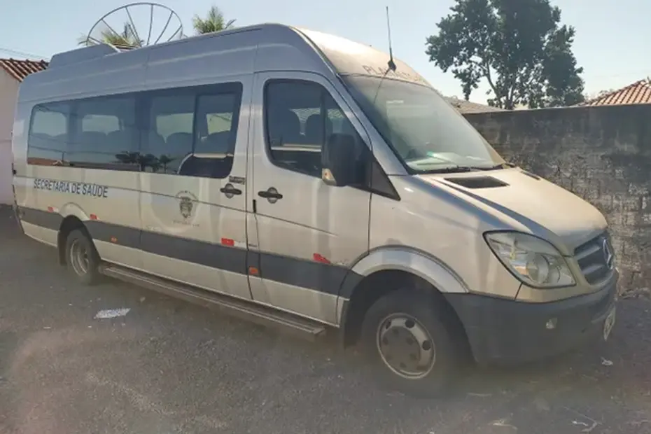 Leilão de Prefeitura tem Sprinter, trator, Strada outros veículos e equipamentos a partir de 250 Reais