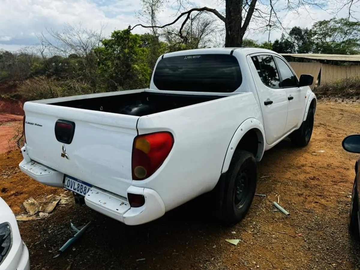 Leilão de Prefeitura tem Hilux, Corolla, L200 Triton, Caminhão Mercedes e Outros Veículos