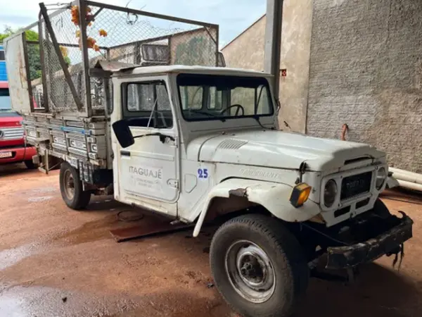 Leilão de Prefeitura tem Toyota Bandeirante, Corolla, Fiorino Furgão, Caminhões, motos e Vans