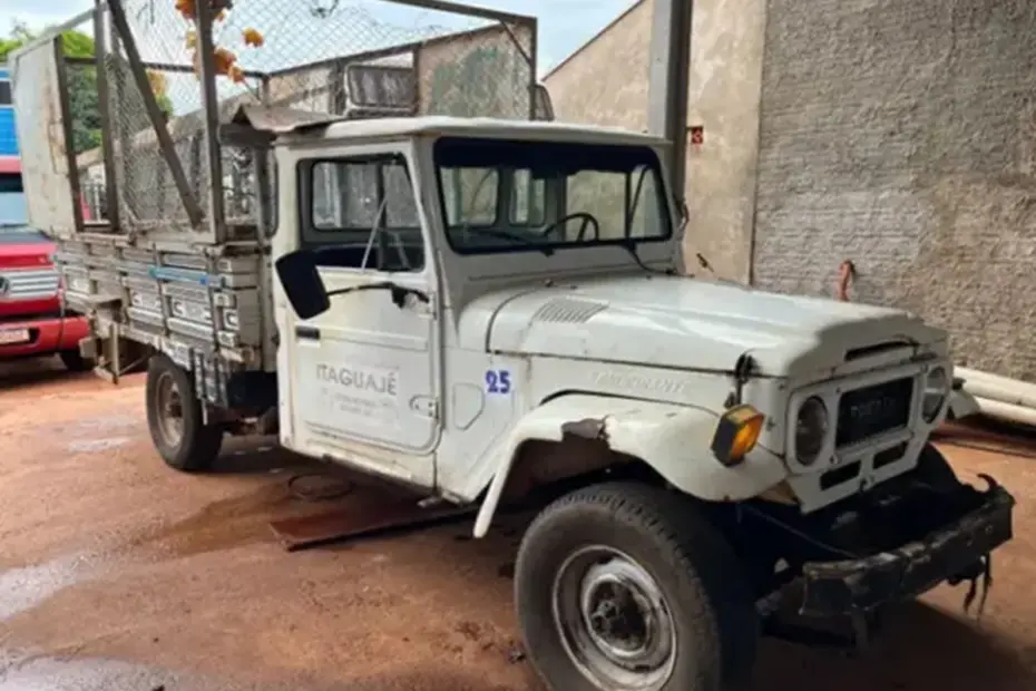 Leilão de Prefeitura tem Toyota Bandeirante, Corolla, Fiorino Furgão, Caminhões, motos e Vans