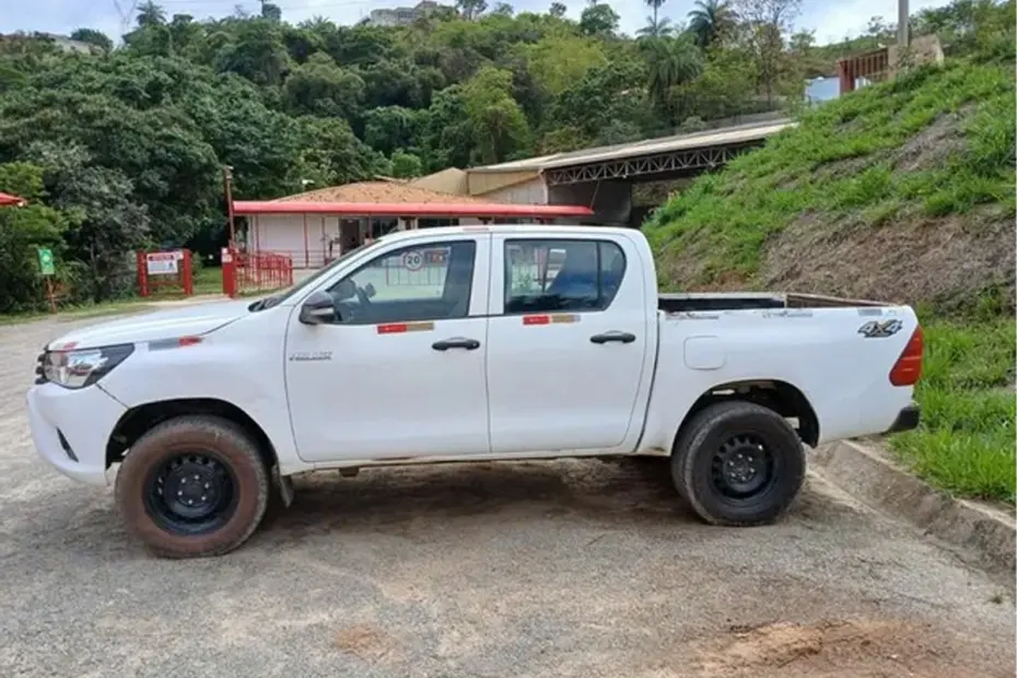 Leilão de Empresa de Terraplenagem tem Hilux, Ranger, L200 Triton, Caminhões e Escavadeiras