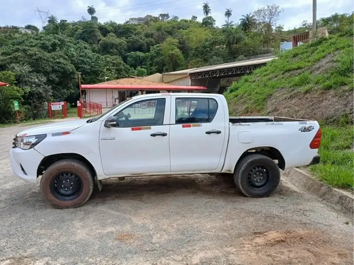 Leilão de Empresa de Terraplenagem tem Hilux, Ranger, L200 Triton, Caminhões e Escavadeiras