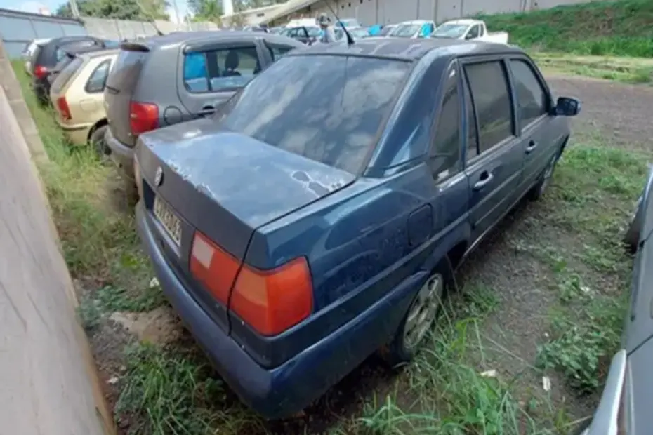 Volkswagen Santana, Monza, Gol Bola e outros veículos no leilão de transito