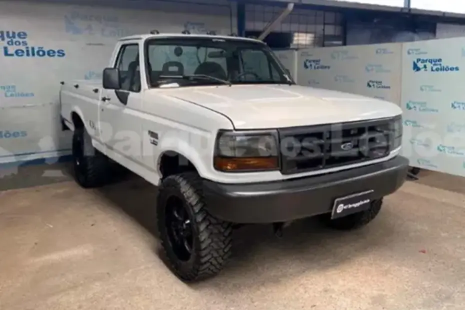 Ford Jeep 1952 e F1000, Caminhonetes Hilux, L200, S10, Amarok no leilão de Banco