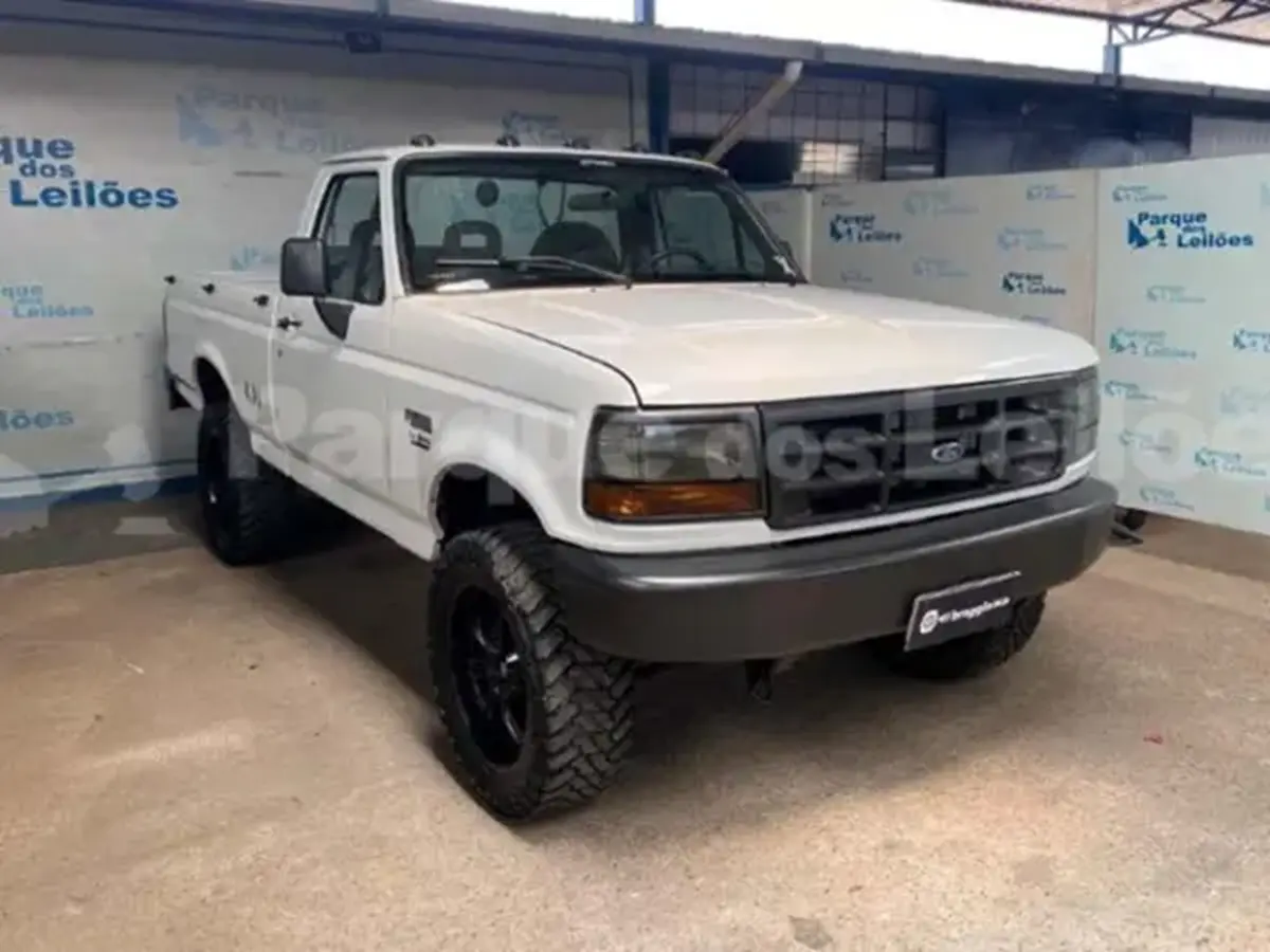 Ford Jeep 1952 e F1000, Caminhonetes Hilux, L200, S10, Amarok no leilão de Banco