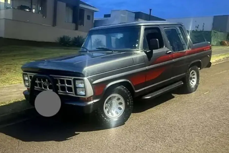 Ford F1000, Tratores, Caminhão com Munk, Quadriciclo no leilão de empresa agrícola
