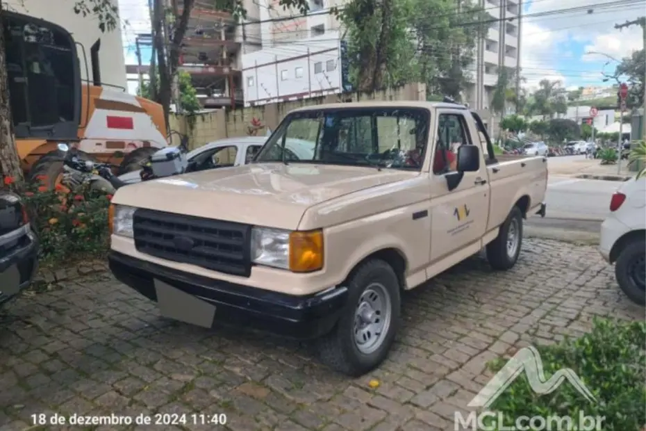Leilão de Associação Agrícola tem Ford F1000, Máquinas e tratores a partir de 10 mil reais