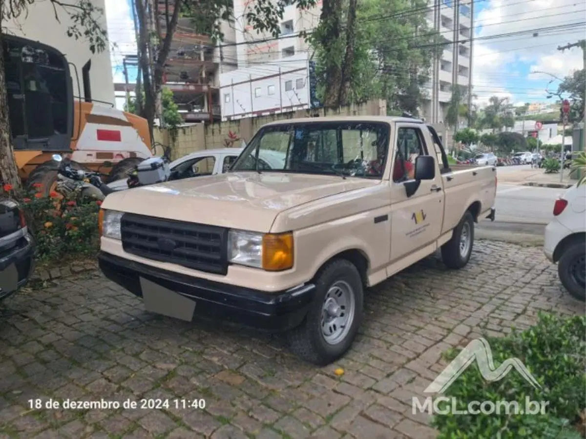 Leilão de Associação Agrícola tem Ford F1000, Máquinas e tratores a partir de 10 mil reais